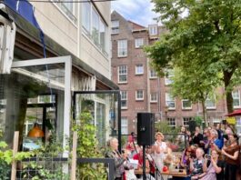Lach, traan en liedjes bij inwijding Maarten van Roozendaalplein