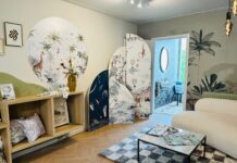 Hier in West vind je behang met handgeschilderde palmbomen en unicorns