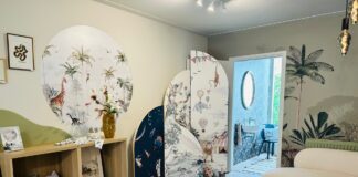 Hier in West vind je behang met handgeschilderde palmbomen en unicorns