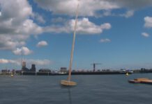 Dit najaar dobbert kunstwerk Zen Mast in het IJ bij Houthaven