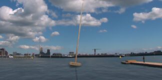 Dit najaar dobbert kunstwerk Zen Mast in het IJ bij Houthaven