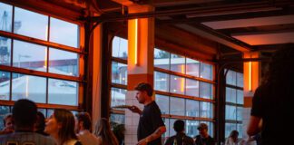 Bar Dancing Multipla brengt ode aan ‘lelijkste auto ooit gemaakt’