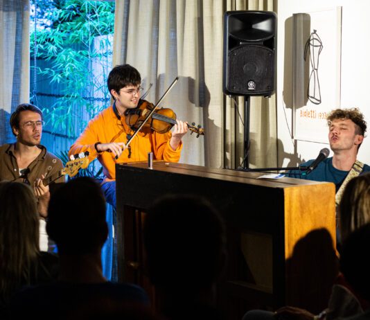 Gluren bij de buren in West