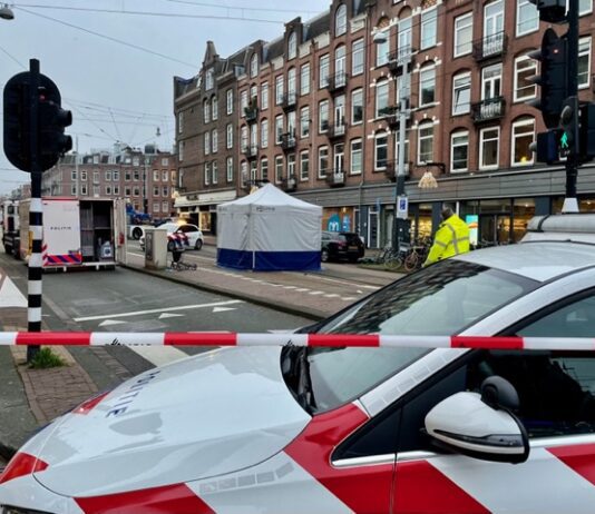 Voetganger (72) overlijdt na aanrijding busje in de De Clercqstraat