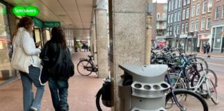 Ringen voor flesjes en blikjes met statiegeld in de Kinkerstraat