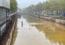 Parkeergarage verdwijnt langzaam onder water