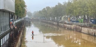 Parkeergarage verdwijnt langzaam onder water