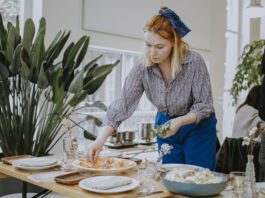Chef in Houthaven eert heksen met diners van lokale planten