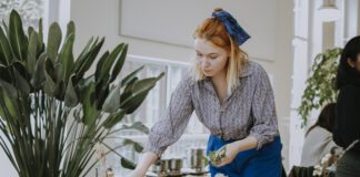 Chef in Houthaven eert heksen met diners van lokale planten