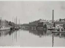 Vrachtschepen langs de Jacob Catskade in 1917