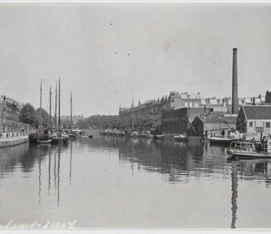 Vrachtschepen langs de Jacob Catskade in 1917