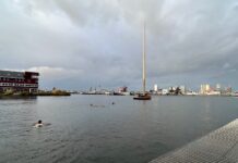 Zen Mast van 30 meter hoog dobbert nu in Houthaven