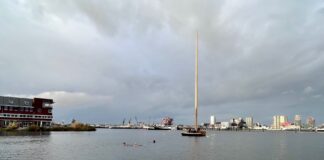 Zen Mast van 30 meter hoog dobbert nu in Houthaven