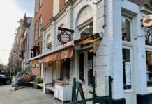 Klanten buurtcafés betalen een extra koffie voor iemand anders