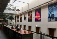 Vaste koffiedrinkers teleurgesteld na verbanning uit de Filmhallen