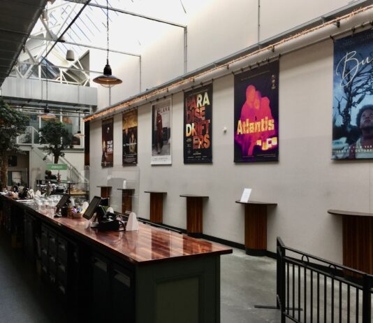 Vaste koffiedrinkers teleurgesteld na verbanning uit de Filmhallen