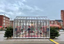 Een kaarsje branden in de kas op het Mercatorplein