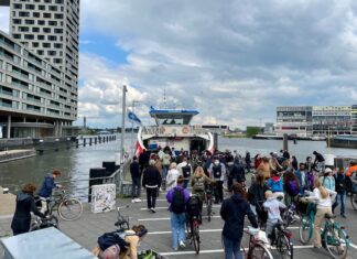 Bootverhuurder zet leerlingen en leraren van school in West over tijdens staking