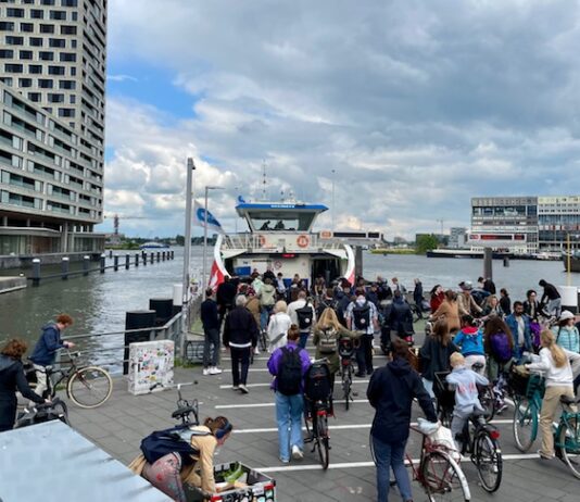 Bootverhuurder zet leerlingen en leraren van school in West over tijdens staking