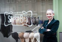 SuperBra verkondigt het evangelie van de goede BH-maat in de Kinkerstraat