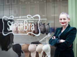 SuperBra verkondigt het evangelie van de goede BH-maat in de Kinkerstraat