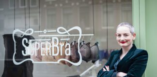 SuperBra verkondigt het evangelie van de goede BH-maat in de Kinkerstraat