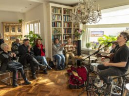 Gluren bij de Buren, gratis optredens in huiskamers