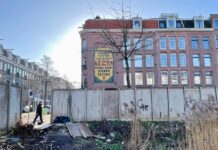 Gat in schutting ‘Gat van de Kinkerbuurt’