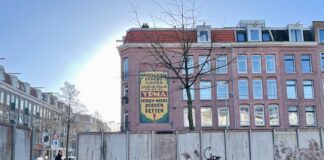 Gat in schutting ‘Gat van de Kinkerbuurt’