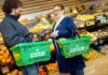 Groen mandje in supermarkt voor een praatje