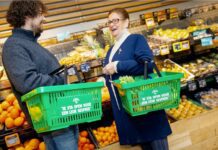 Groen mandje in supermarkt voor een praatje
