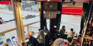 Bar Billie in Oud-West laat je wegdromen bij discomuziek