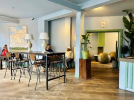 Bij Dorus lunch je met brood van Loof tussen moderne kunst