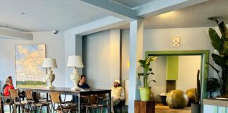 Bij Dorus lunch je met brood van Loof tussen moderne kunst