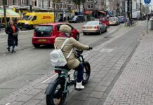 Proef met snelle fietsers tussen auto’s op rijbaan in Oud-West