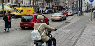 Proef met snelle fietsers tussen auto’s op rijbaan in Oud-West