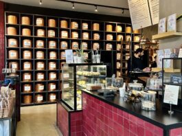 Teabar T’s in De Baarsjes lanceert theezakjes van eigen merk