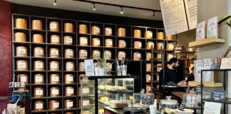 Teabar T’s in De Baarsjes lanceert theezakjes van eigen merk