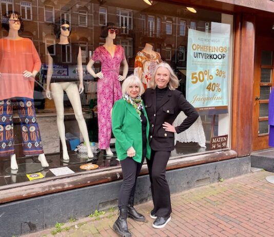 Kledingboetiek en ‘buurtcentrum’ Jacqueline stopt na 40 jaar: ‘Klap voor Amsterdam’