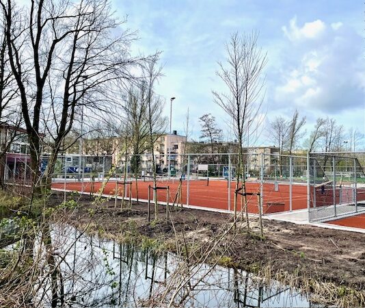 Nieuwe tennisbanen in Bos en Lommer