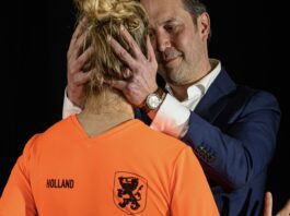 De Kus: relatiekomedie geïnspireerd op meest besproken kus van 2023