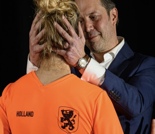 De Kus: relatiekomedie geïnspireerd op meest besproken kus van 2023