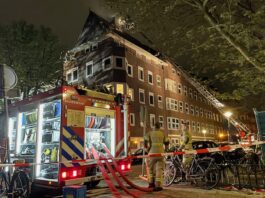 Grote woningbrand en brandende auto’s in De Baarsjes