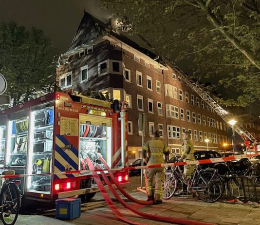 Grote woningbrand en brandende auto’s in De Baarsjes