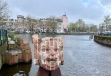 Waterspook beloert voorbijgangers op brug Marnixstraat