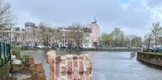 Waterspook beloert voorbijgangers op brug Marnixstraat