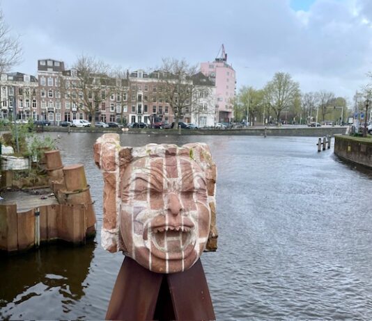 Waterspook beloert voorbijgangers op brug Marnixstraat