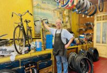 Fietsenmaker P. Aandewiel in De Baarsjes bestaat 100 jaar