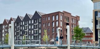 Eindelijk wandelen over de Wisbybrug in Houthaven