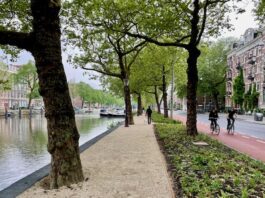 Wandelen op nieuw groen pad langs Nassaukade